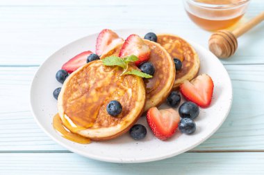 taze yaban mersini, taze çilek ve bal ile sufle gözleme