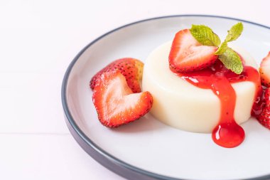 taze çilek - sağlıklı yemek ve tatlı ile yoğurt puding