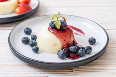 yoğurt puding taze yaban mersini - sağlıklı yemek ve tatlı ile