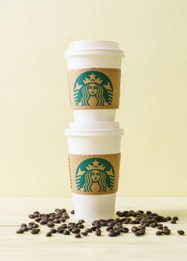 Bangkok, Tayland - 5 Haziran 2018: Beyaz kahve fincanı Starbucks logosu üzerinde tahta arka plan ile. Starbucks dünyanın en büyük kahve evi 61 ülke içinde 20.000'den fazla mağaza ile mi.