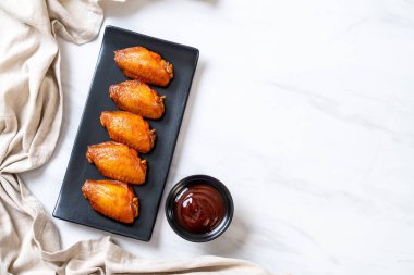 Barbekü tavuk kanadı sosu ile