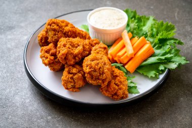 Sebzeli kızarmış tavuk kanadı.