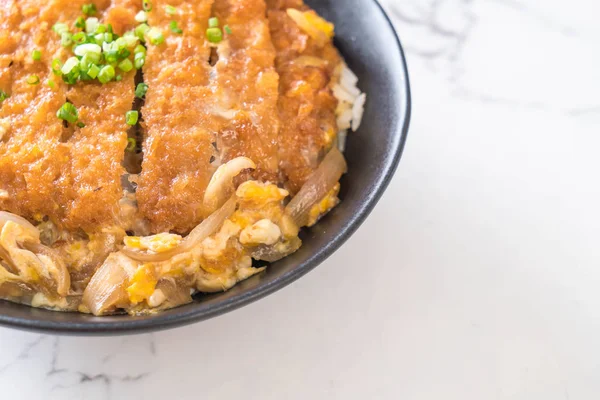 Kızarmış domuz pirzolası kasesi (Katsudon) - Japon yemek tarzı