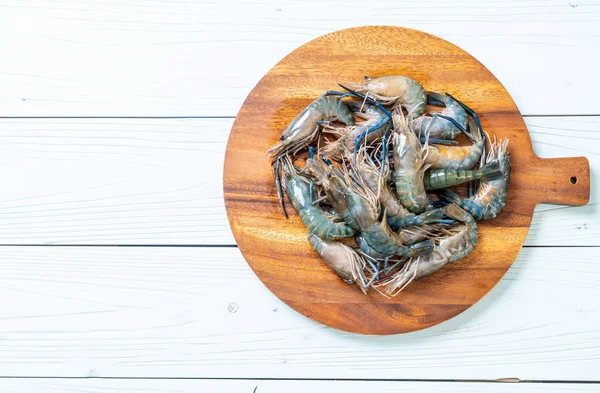 kesme tahtası üzerinde taze mavi karides