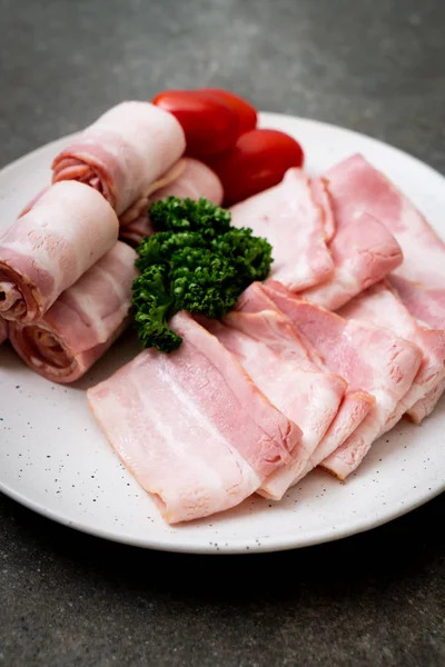 Çiğ domuz pastırma tabağa dilimlenmiş