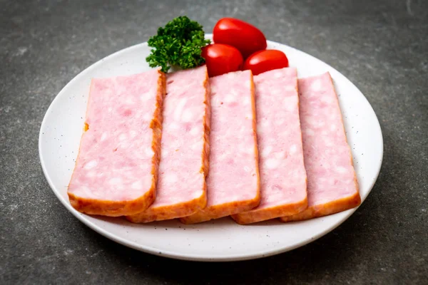 dilimlenmiş taze çiğ pastırma Barbekü