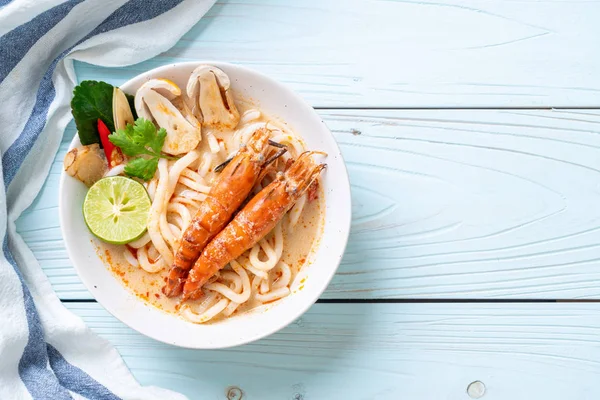 Baharatlı karides udon ramen noodle (Tom Yum Goong) - Japon füzyon gıda tarzı