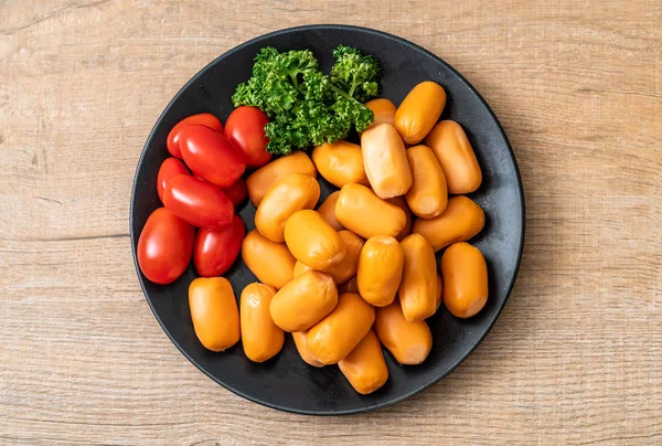 domuz eti kokteyl sosisi plaka üzerinde