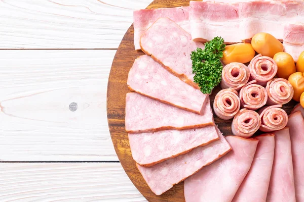 pastırma, sosis, jambon füme ve barbekü pastırma ahşap tahta üzerinde