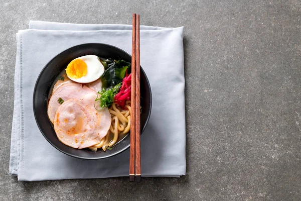Baharatlı miso udon ramen noodle ile domuz eti - Japon gıda tarzı