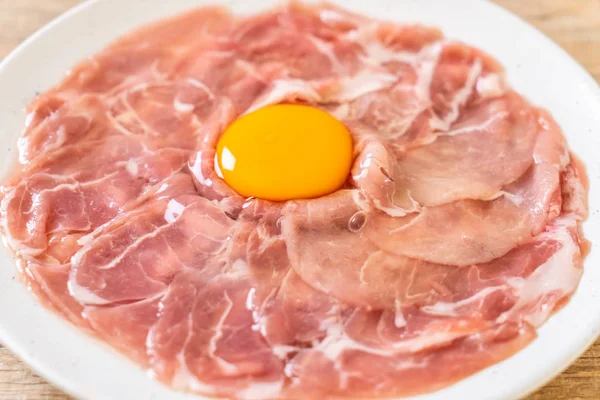taze dilimlenmiş domuz ham yumurta pişirme veya shabu shabu ve sukiyaki yapma ile