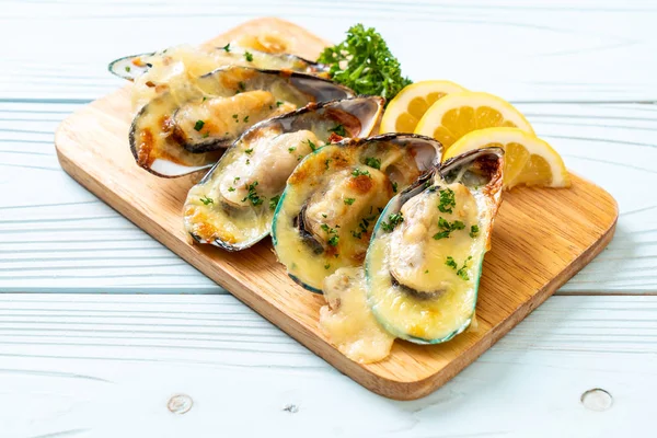 Peynirli taze midye.