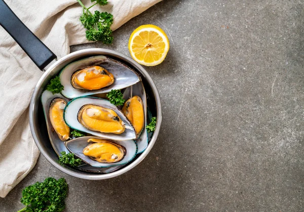 deniz ürünleri midye maydanoz ve limon ile