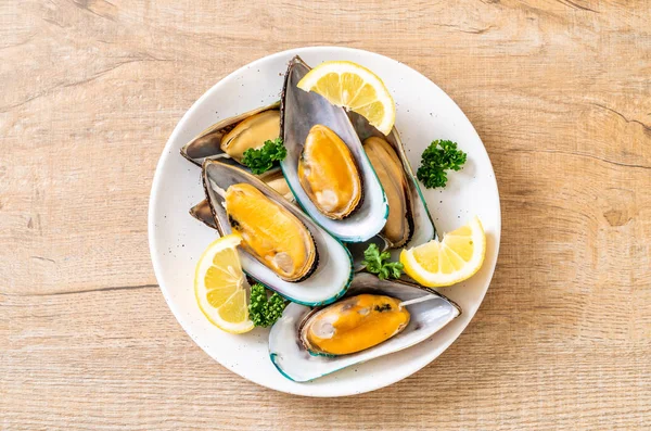 deniz ürünleri midye maydanoz ve limon ile