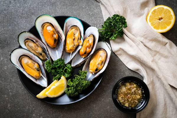 deniz ürünleri midye maydanoz ve limon ile