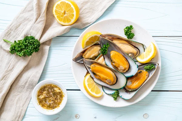 deniz ürünleri midye maydanoz ve limon ile