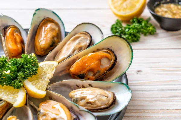 deniz ürünleri midye maydanoz ve limon ile