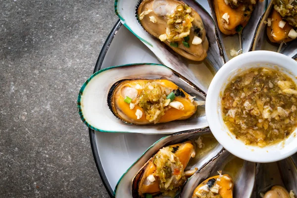 deniz ürünleri midye baharatlı deniz ürünleri sos ile