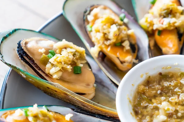 deniz ürünleri midye baharatlı deniz ürünleri sos ile