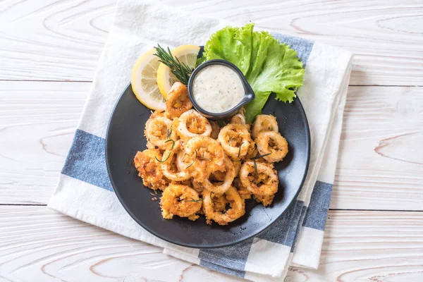 Kızarmış squids ve ahtapot (kalamar) soslu - sağlıksız gıdalar