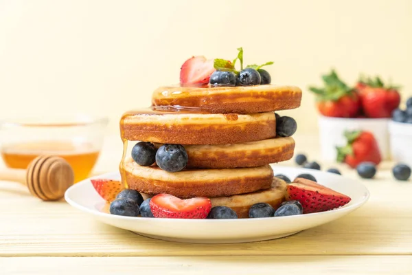 Souffleurpfannkuchen Mit Frischen Blaubeeren Frischen Erdbeeren Und Honig — Stockfoto