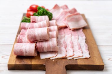 Ahşap tahta üzerinde çiğ domuz pastırma dilimlenmiş