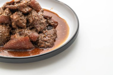 Beyaz arka plan üzerinde izole ot ile domuz eti güveç