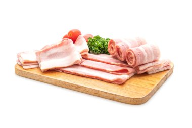 Dilimlenmiş domuz pastırması beyaz arka planda izole edilmiş.