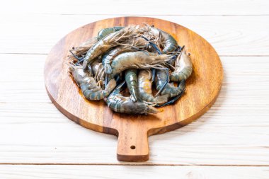 kesme tahtası üzerinde taze mavi karides