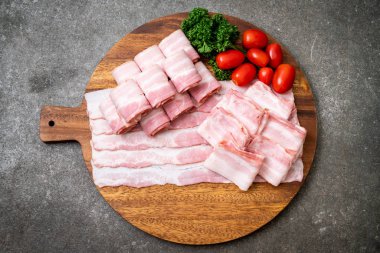 Ahşap tahta üzerinde çiğ domuz pastırma dilimlenmiş