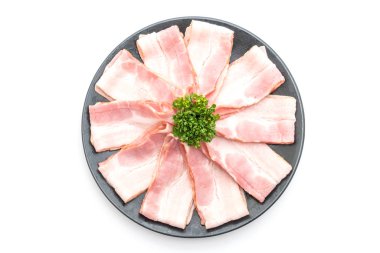 Dilimlenmiş domuz pastırması beyaz arka planda izole edilmiş.