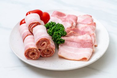 Çiğ domuz pastırma tabağa dilimlenmiş