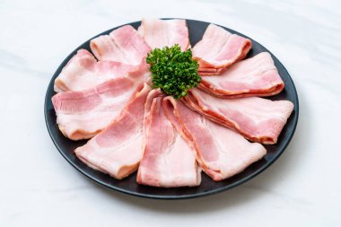 Çiğ domuz pastırma tabağa dilimlenmiş