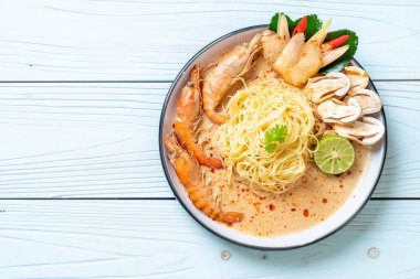 Baharatlı karides spagetti makarna (Tom Yum Goong) - İtalyan Füzyon gıda tarzı