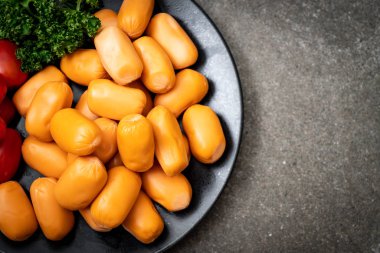 domuz eti kokteyl sosisi plaka üzerinde