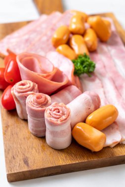 pastırma, sosis, jambon füme ve barbekü pastırma ahşap tahta üzerinde