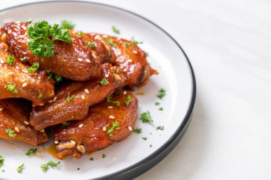 Beyaz susamlı ızgara tavuk kanadı.