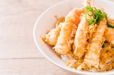 kızarmış karides tempura üzerinde beyaz surat - Japon yemekleri stil tepesinde