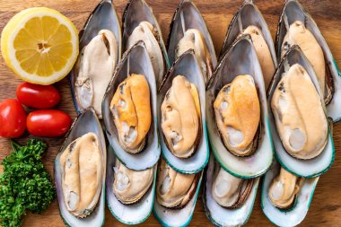 malzemelerle ahşap tahta üzerinde taze midye