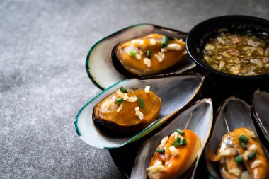 deniz ürünleri midye limon ve sarımsak ile