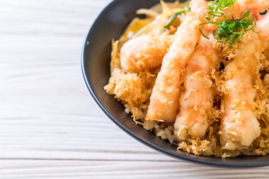 kızarmış karides tempura üzerinde beyaz surat - Japon yemekleri stil tepesinde