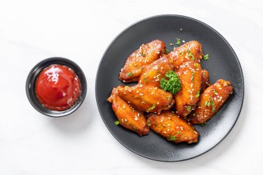 Beyaz susamlı ızgara tavuk kanadı.