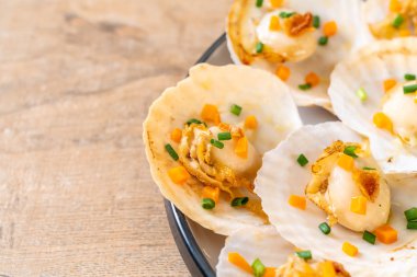 Kızarmış deniz tarağı, tereyağı ve sarımsak.