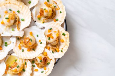 Kızarmış deniz tarağı, tereyağı ve sarımsak.