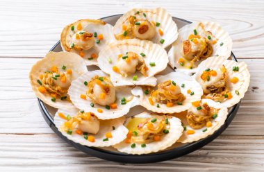 Kızarmış deniz tarağı, tereyağı ve sarımsak.