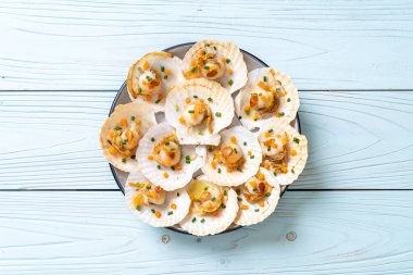 Kızarmış deniz tarağı, tereyağı ve sarımsak.