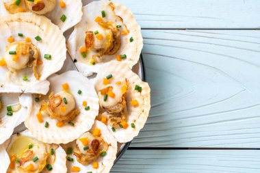 Kızarmış deniz tarağı, tereyağı ve sarımsak.