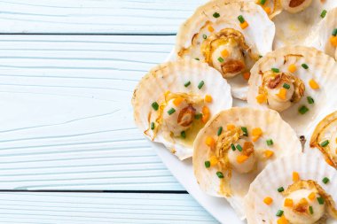 Kızarmış deniz tarağı, tereyağı ve sarımsak.