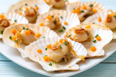 Kızarmış deniz tarağı, tereyağı ve sarımsak.