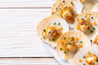 Kızarmış deniz tarağı, tereyağı ve sarımsak.